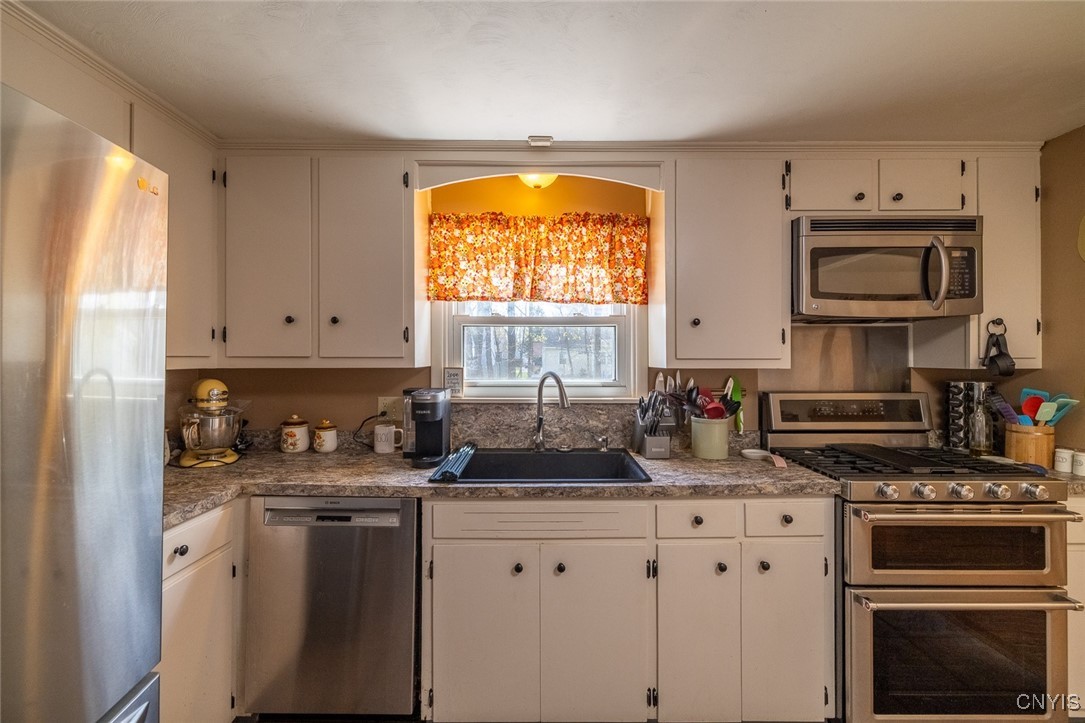 402 Fletcher Drive, Clay, New York image 5