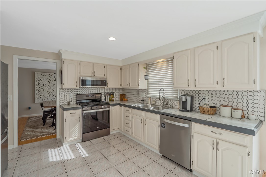 8309 White Cedar Circle, Clay, New York image 12