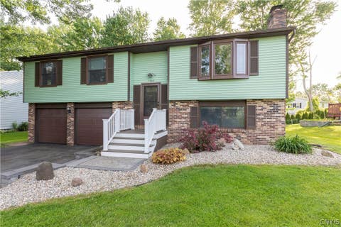 Homes For Sale - 7588 Winterhaven Drive<br/> Onondaga County, Clay, NY 13088