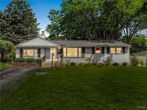Homes For Sale - 106 Greenhedge Drive<br/> Camillus, NY 13031