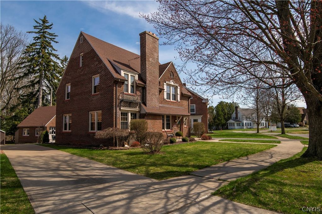 Photo of 2212 Douglas Crescent, Utica, NY 13501 (MLS # S1673355)