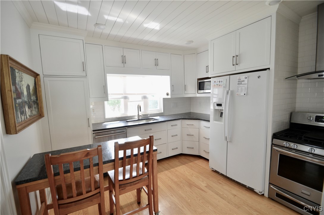 Syracuse, New York 13203, United States, 3 Bedrooms Bedrooms, ,1 BathroomBathrooms,Residential,Pending,140116