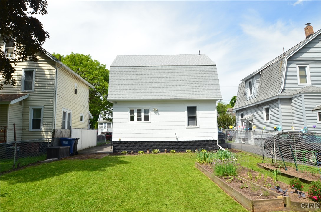 Syracuse, New York 13203, United States, 3 Bedrooms Bedrooms, ,1 BathroomBathrooms,Residential,Pending,140116