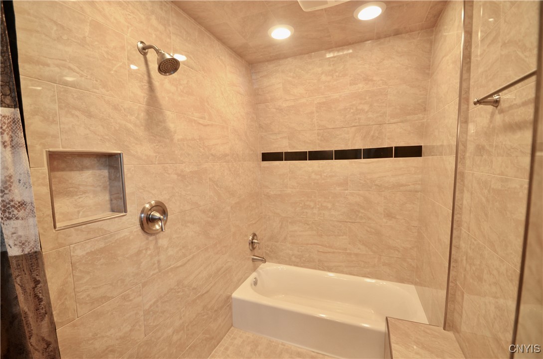 Syracuse, New York 13203, United States, 3 Bedrooms Bedrooms, ,1 BathroomBathrooms,Residential,Pending,140116