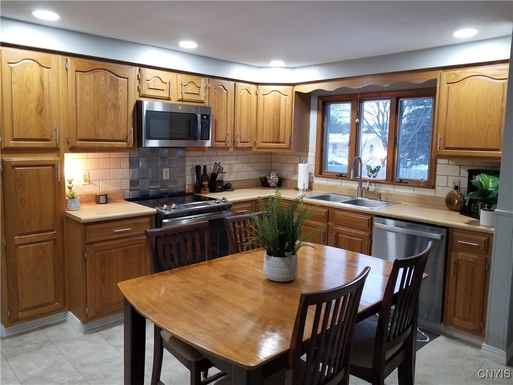 124 Charles Drive, Camillus, New York image 5