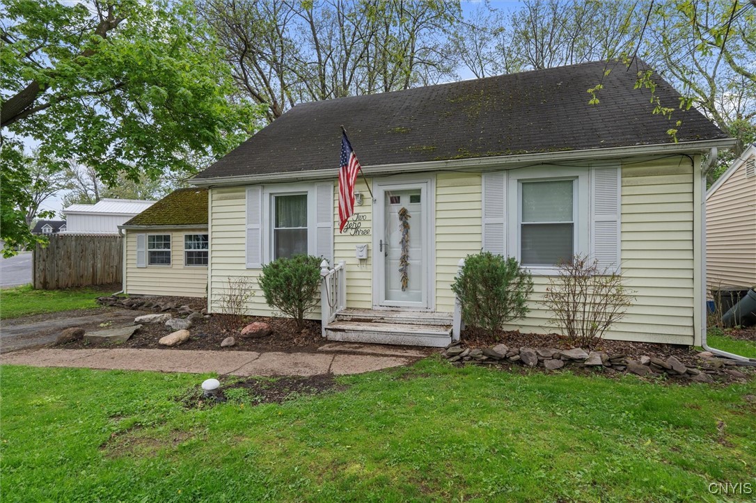 203 Lawrence Avenue, Clay, New York image 2