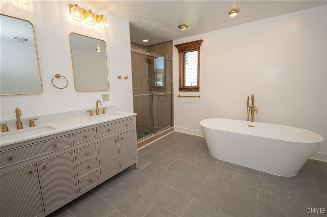 Salina, New York 13090, United States, 4 Bedrooms Bedrooms, ,4 BathroomsBathrooms,Residential,Active,211096