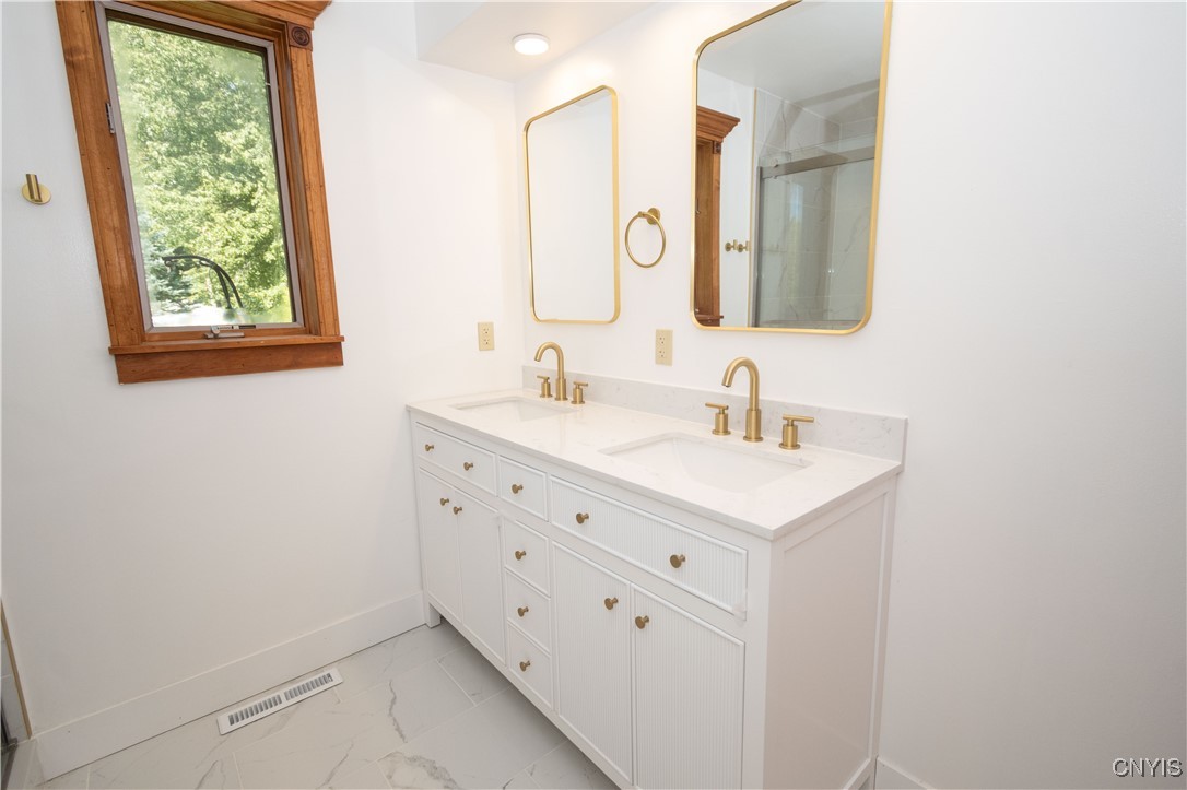 Salina, New York 13090, United States, 4 Bedrooms Bedrooms, ,4 BathroomsBathrooms,Residential,Active,211096