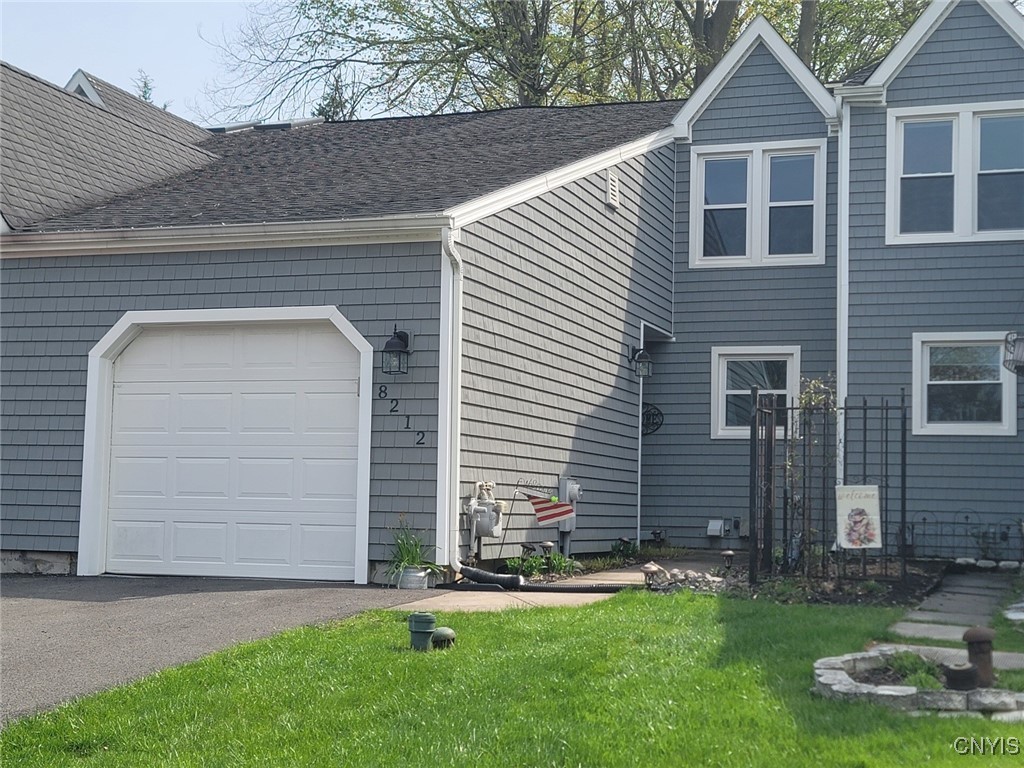 8212 Beehive Circle, Clay, New York image 1