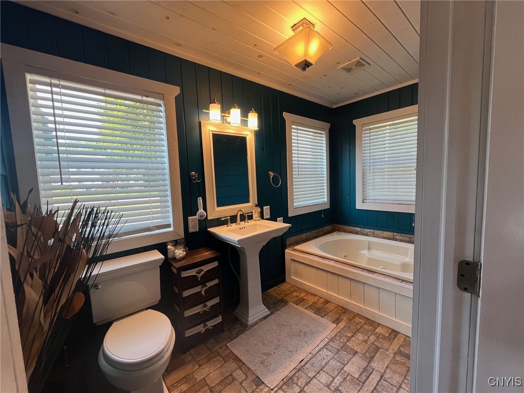 Hastings, New York 13036, United States, 6 Bedrooms Bedrooms, ,5 BathroomsBathrooms,Residential,Active,190324