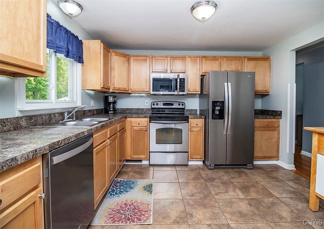 106 Peterson Drive, Camillus, New York image 9