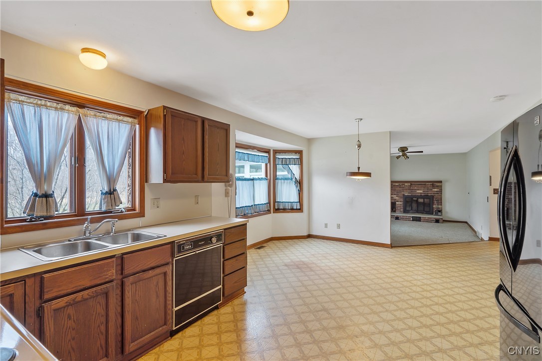 9478 Hawkeye Drive, Cicero, New York image 6