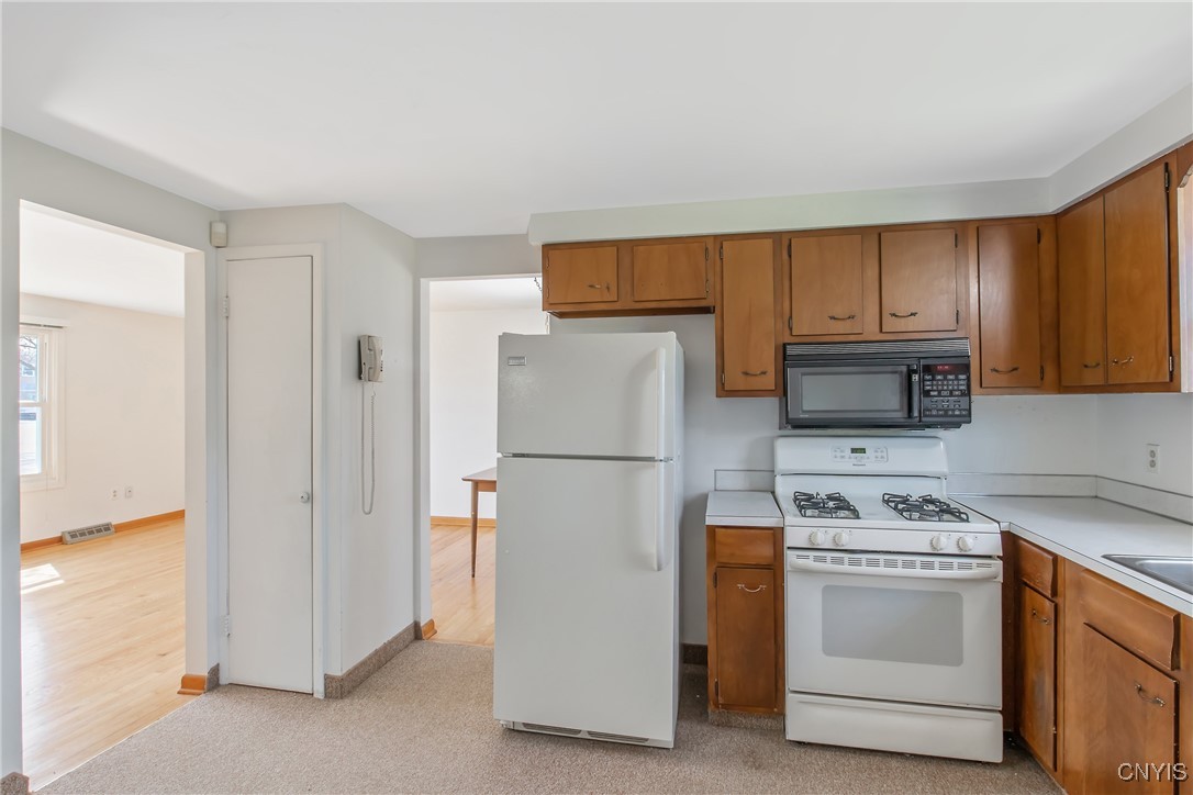 5373 Catalina Circle, Clay, New York image 16