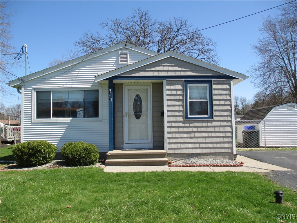 101 Ravenswood Drive, Clay, New York image 1