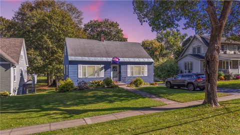 Photo of 91 Oxford Road, New Hartford, NY 13413 (MLS # S1648634)