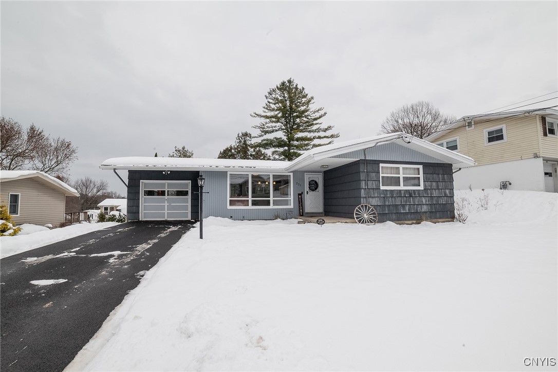 221 Wynnfield Drive, Camillus, New York image 1