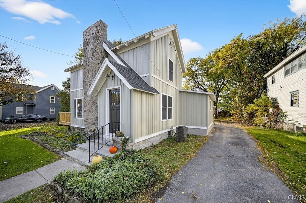 Photo of 127 W W Warrington Road, Syracuse, NY 13205 (MLS # S1652685)