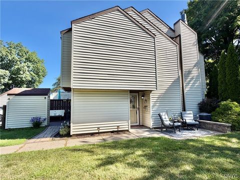 Homes For Sale - 104 Harwinton Court Ct<br/> Onondaga County, Camillus, NY 13031