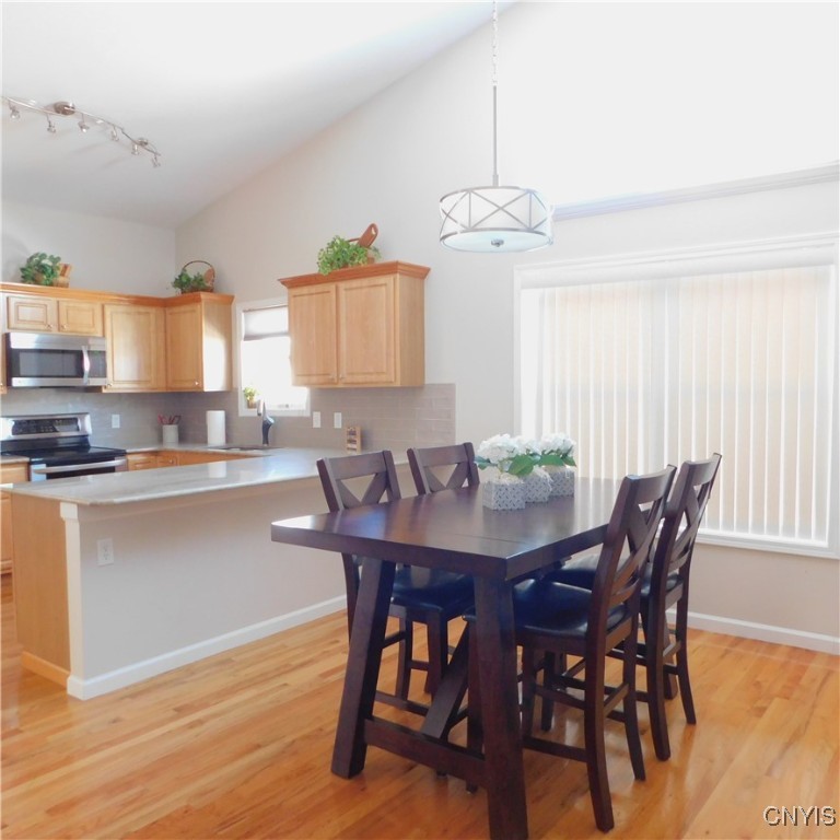 Salina, New York 13088, United States, 2 Bedrooms Bedrooms, ,2 BathroomsBathrooms,Residential,Pending,17276