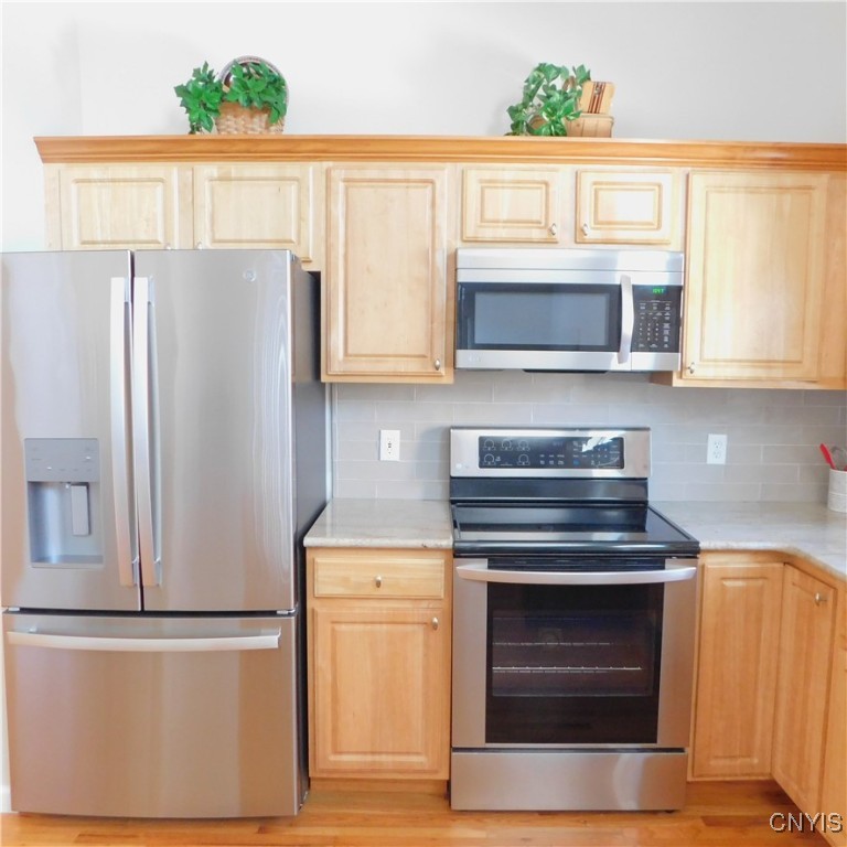 Salina, New York 13088, United States, 2 Bedrooms Bedrooms, ,2 BathroomsBathrooms,Residential,Pending,17276