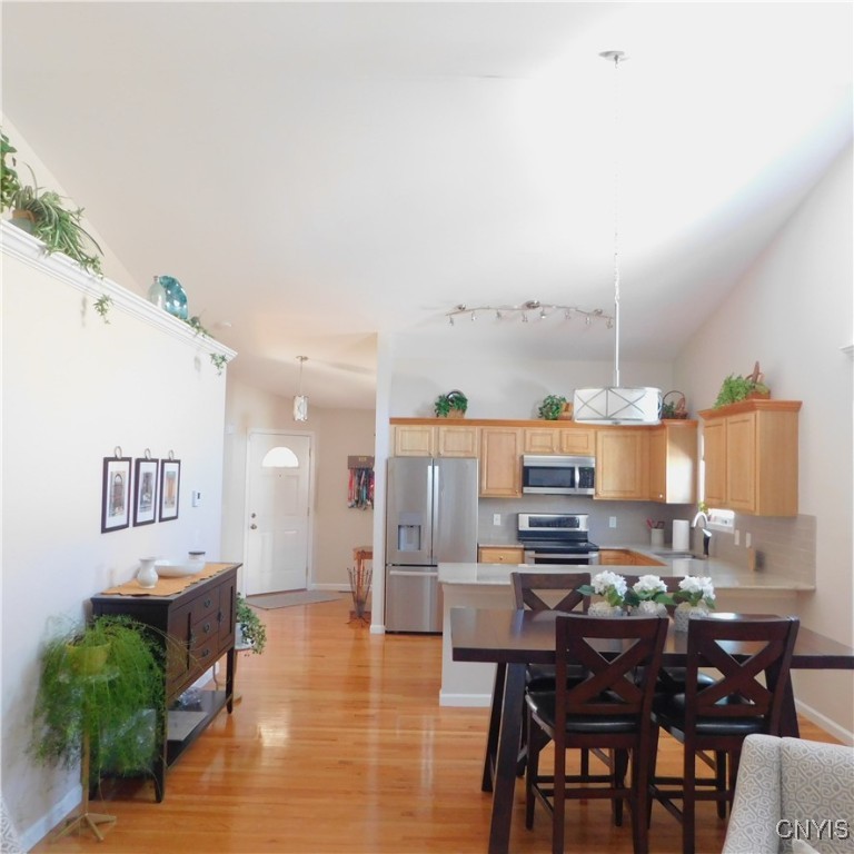 Salina, New York 13088, United States, 2 Bedrooms Bedrooms, ,2 BathroomsBathrooms,Residential,Pending,17276