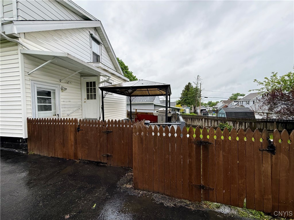 303 Darlington Road E