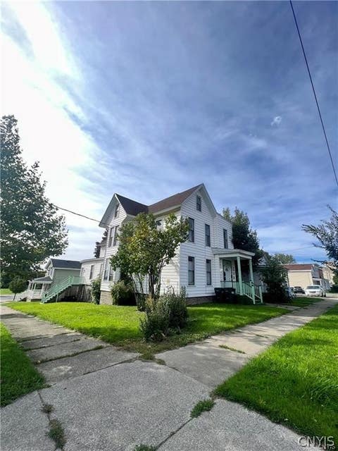 Apartment For Rent - 146 E 2nd Street #5<br/> Oswego, NY 13126