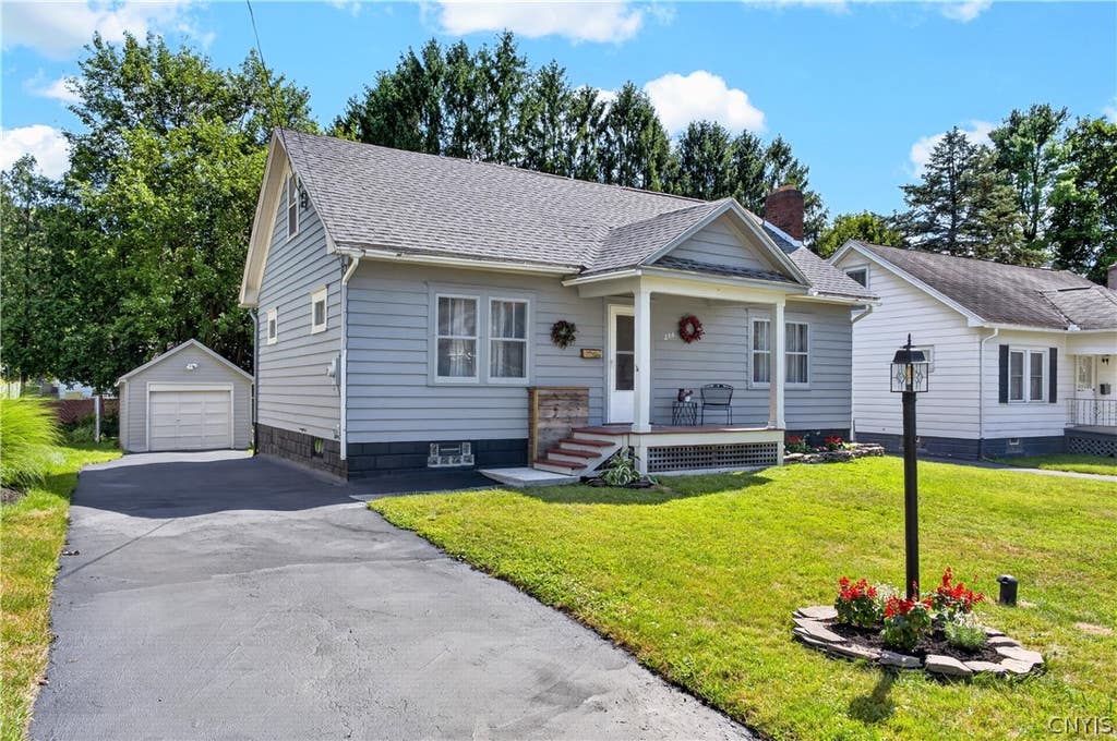 Photo of 206 Searlwyn Road, Syracuse, NY 13205 (MLS # S1701378)