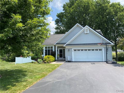 Photo of 34 Fawncrest Boulevard, New Hartford, NY 13413 (MLS # S1702695)
