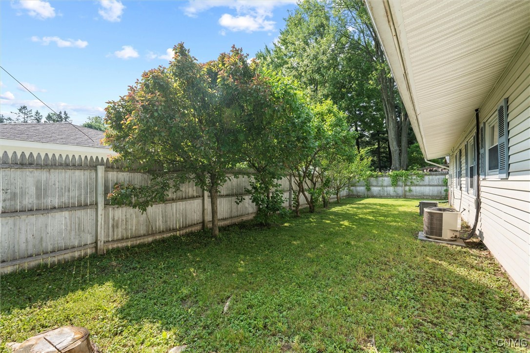 136 Barclay Road, Camillus, New York image 36