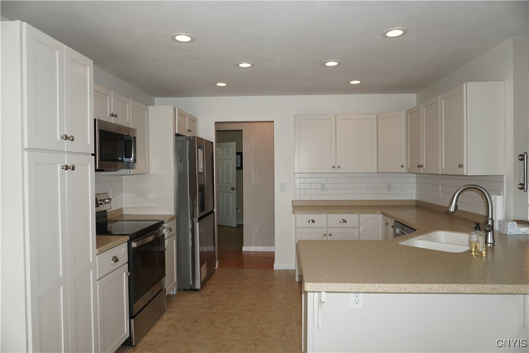 4828 Lighthouse Village Cir Cir, Clay, New York image 12