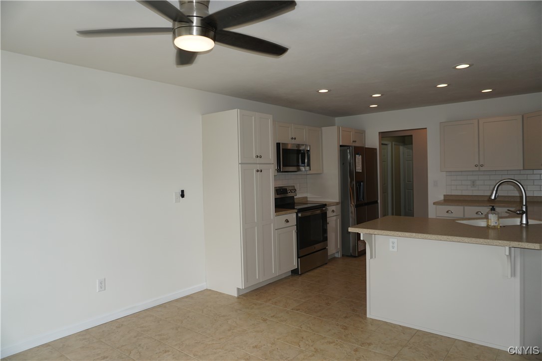 4828 Lighthouse Village Cir Cir, Clay, New York image 16