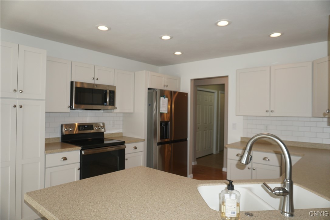 4828 Lighthouse Village Cir Cir, Clay, New York image 11