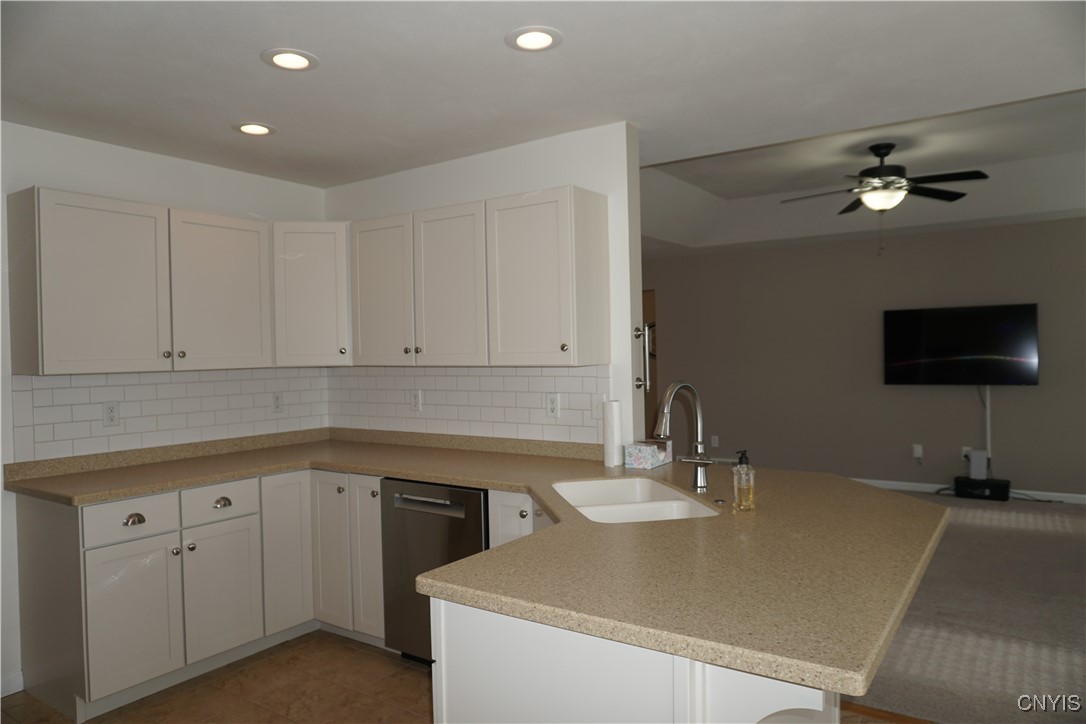 4828 Lighthouse Village Cir Cir, Clay, New York image 13