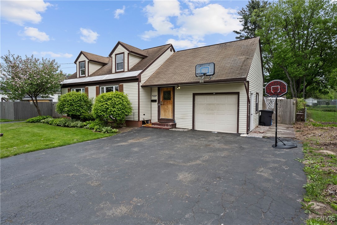 203 Forest Drive, Cicero, New York image 2