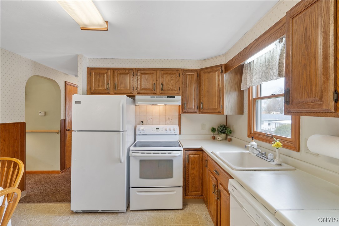 111 Fernpark Drive, Camillus, New York image 11