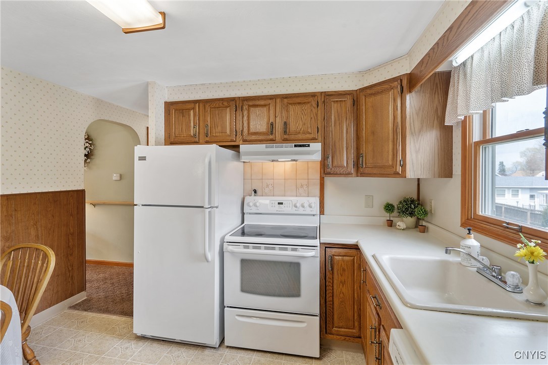 111 Fernpark Drive, Camillus, New York image 8