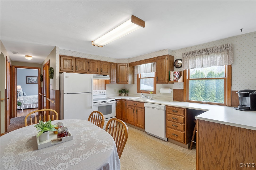 111 Fernpark Drive, Camillus, New York image 14