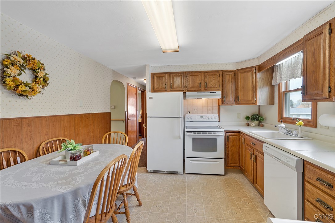 111 Fernpark Drive, Camillus, New York image 7