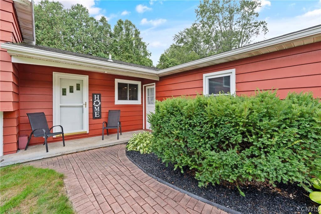Photo of 4128 Willowbrook Drive, Clay, NY 13090 (MLS # S1710007)