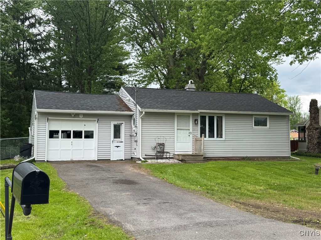 8438 Grandview Drive, Cicero, New York image 1