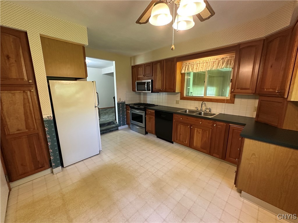 9385 Wickham Drive, Cicero, New York image 7