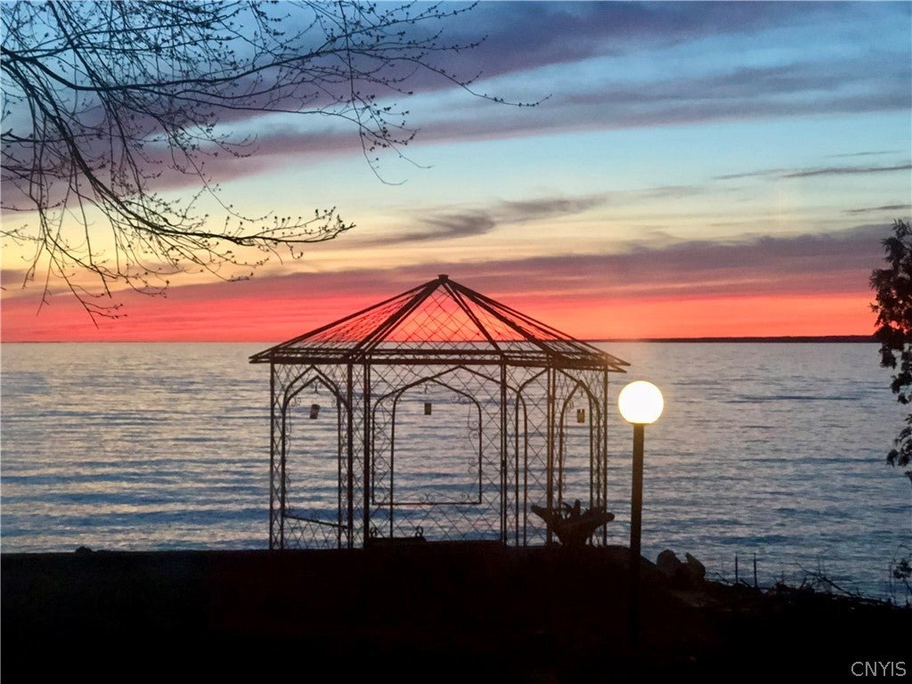 6331 Lakeshore Road S