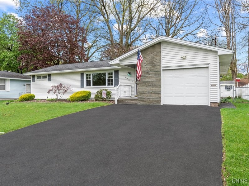 205 Park Lane, Clay, New York image 3