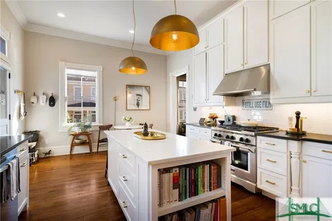 426 E 31st Street, Savannah, GA 31401 - #: 329463