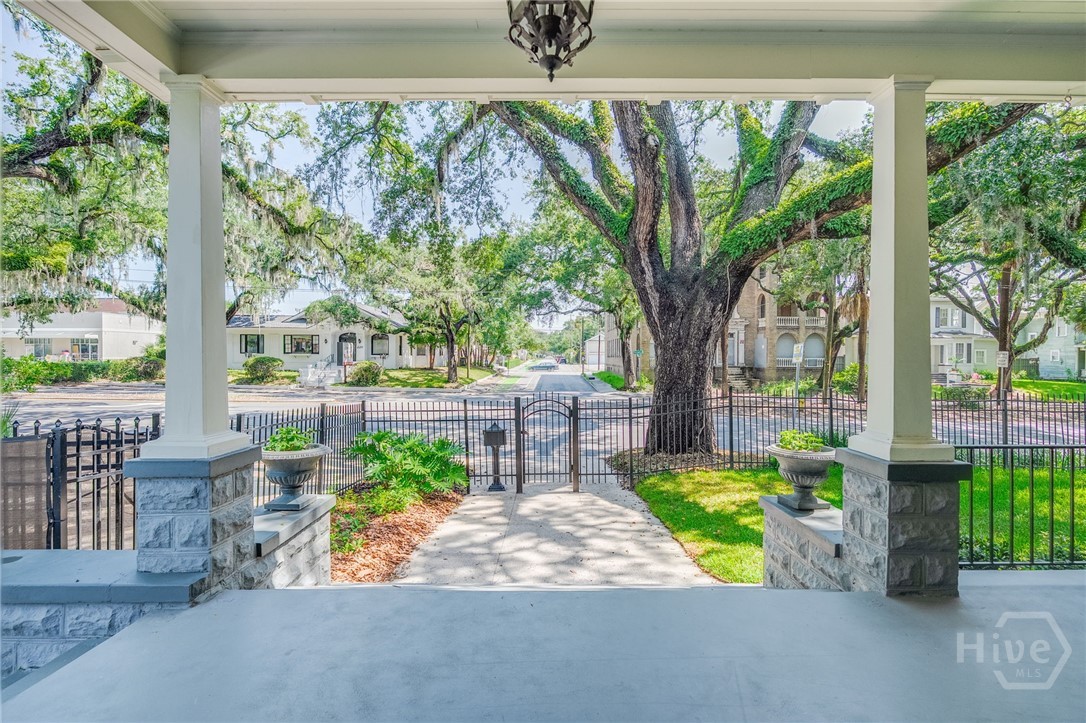 121 E Victory Drive