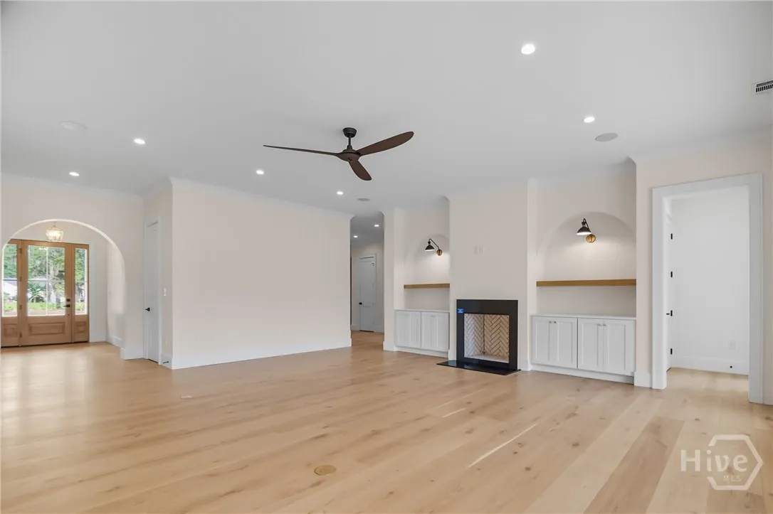 Savannah, Georgia 31411, United States, 5 Bedrooms Bedrooms, ,5 BathroomsBathrooms,Residential,Active,91924