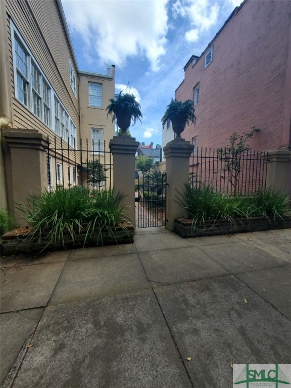 208 E Jones Street 8