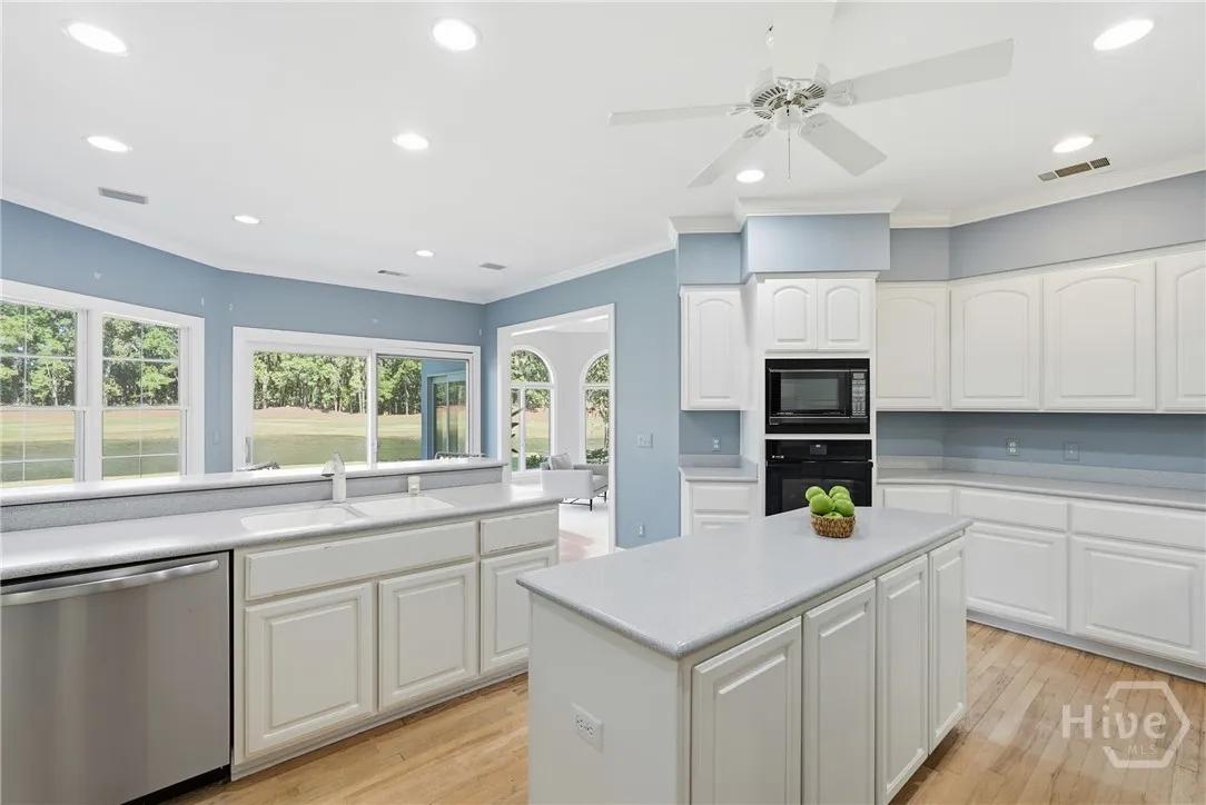 Savannah, Georgia 31411, United States, 3 Bedrooms Bedrooms, ,4 BathroomsBathrooms,Residential,Active,232574