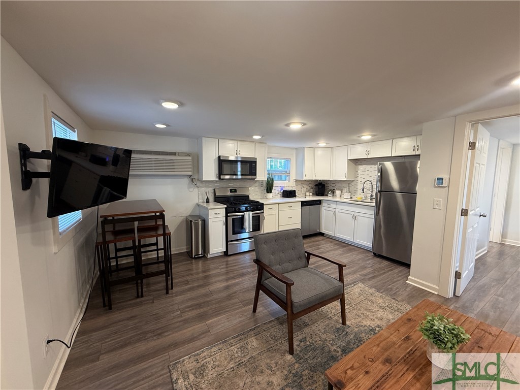 508 E Henry Street Downstairs